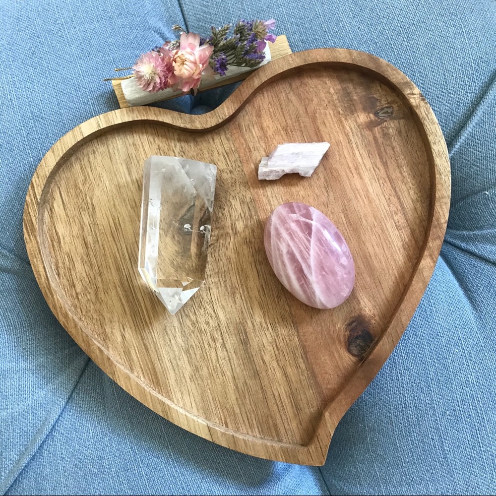 Wooden heart-shaped vanity tray - Picture 2 of 5